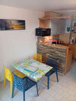 Dining - Apartment 500m from the sea and 2min from Etel! (Erdeven)