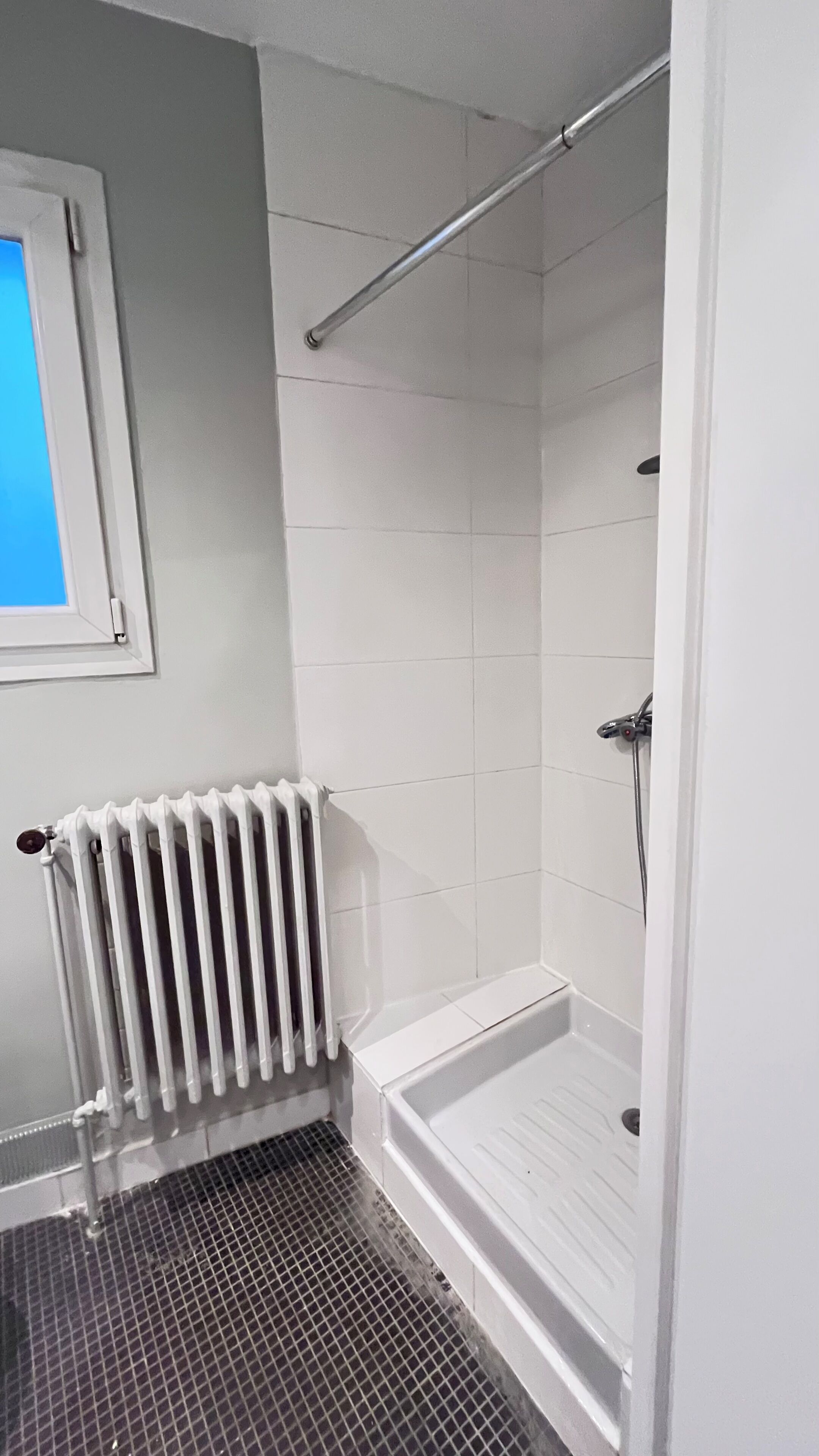Douche, séchoir à cheveux, serviettes fournies, savon