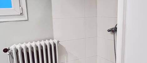 Douche, séchoir à cheveux, serviettes fournies, savon