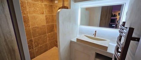 Secadora de cabello, toallas, jabón, papel de baño