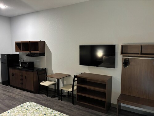 HomeTowne Studios by Red Roof Fort Myers
