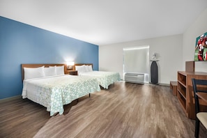 Blackout curtains, iron/ironing board, free cots/infant beds - HomeTowne Studios by Red Roof Fort Myers (Fort Myers)