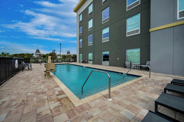 Outdoor pool - HomeTowne Studios by Red Roof Fort Myers (Fort Myers)