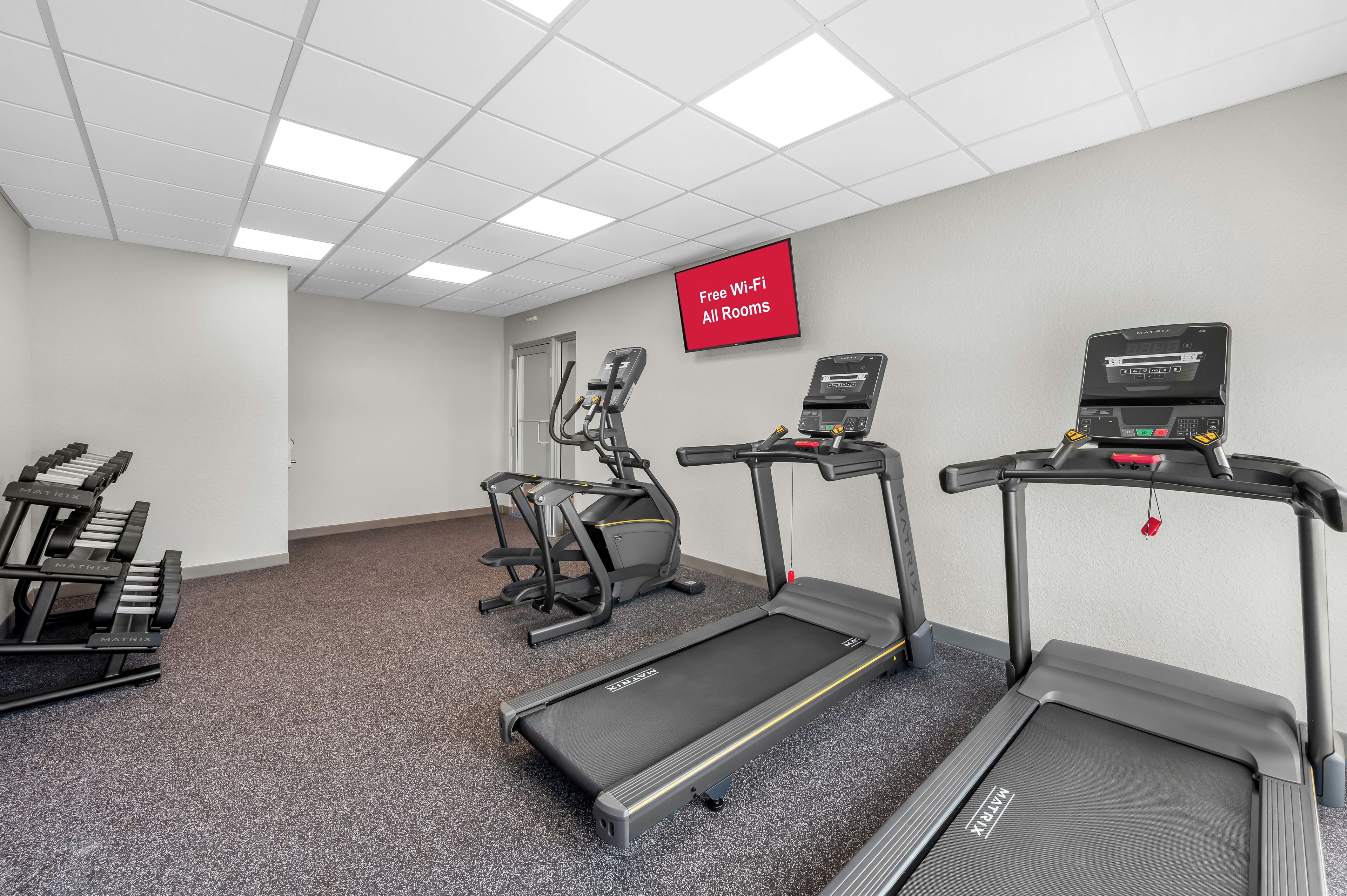 Et fitnessrum med løbebånd, crosstrainere og gratis Wi-Fi.