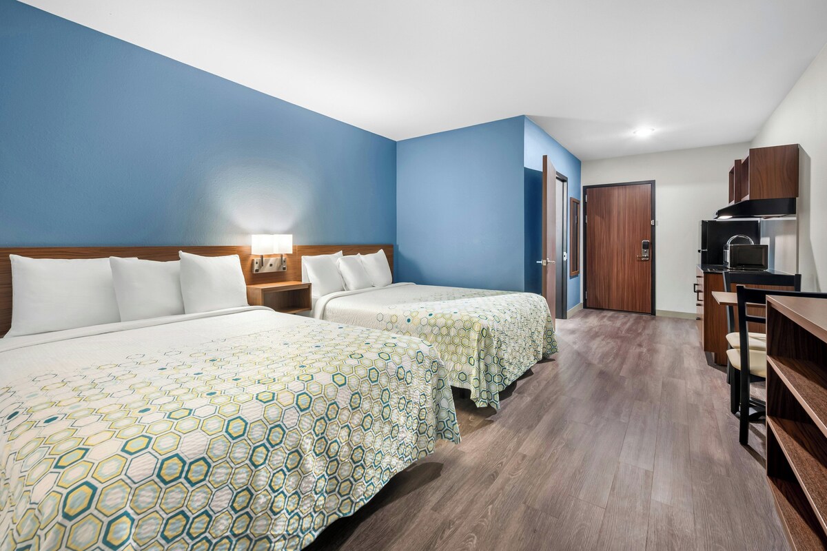 Studio, 2 Queen Beds, Non Smoking, Kitchenette | Blackout curtains, iron/ironing board, free cots/infant beds