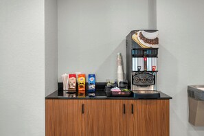 Coffee service - HomeTowne Studios by Red Roof Fort Myers (Fort Myers)