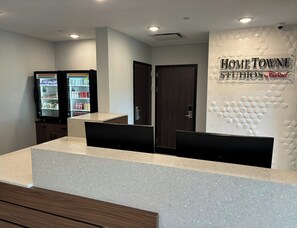 Reception - HomeTowne Studios by Red Roof Fort Myers (Fort Myers)