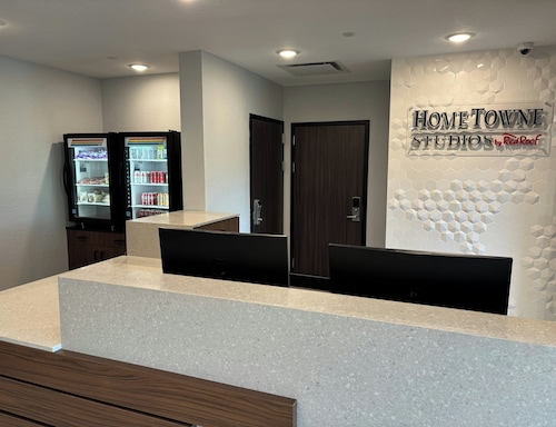 HomeTowne Studios by Red Roof Fort Myers