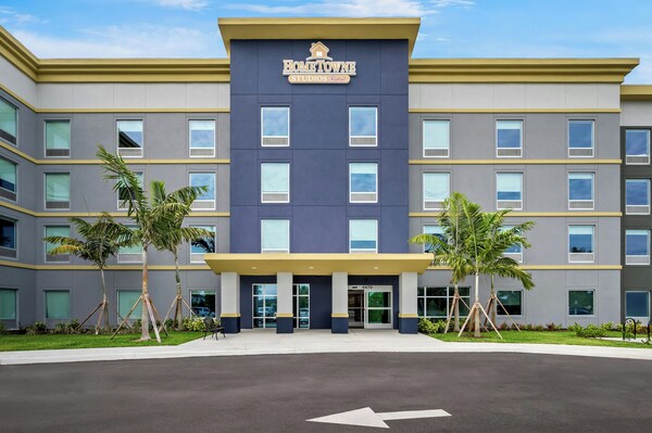 Hometowne Studios By Red Roof Fort Myers - 