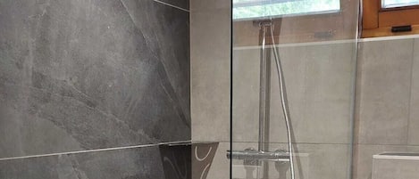 Een douche, een haardroger, handdoeken, zeep