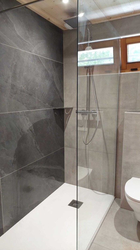Een douche, een haardroger, handdoeken, zeep