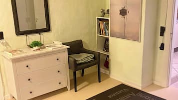 Phòng tập thể, 2 phòng ngủ, sân hiên | Nội thất