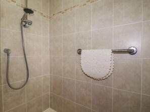 Shower - Honeysuckle Rise (Looe)