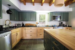 Microwave, oven, stovetop, dishwasher - Luxury 3-Acre Stowe Retreat 3 Min to Skiing w/ Forest and Fireplace (Stowe)