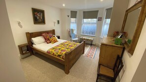 2 bedrooms, individually decorated, individually furnished, free WiFi - Church Retreat (St Leonards-On-Sea)