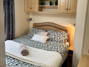 3 bedrooms, iron/ironing board, free wired Internet, bed sheets