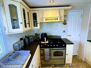 Private kitchen - Mablethorpe Lodge - Sleeps 6 - Dog Friendly (Mablethorpe)