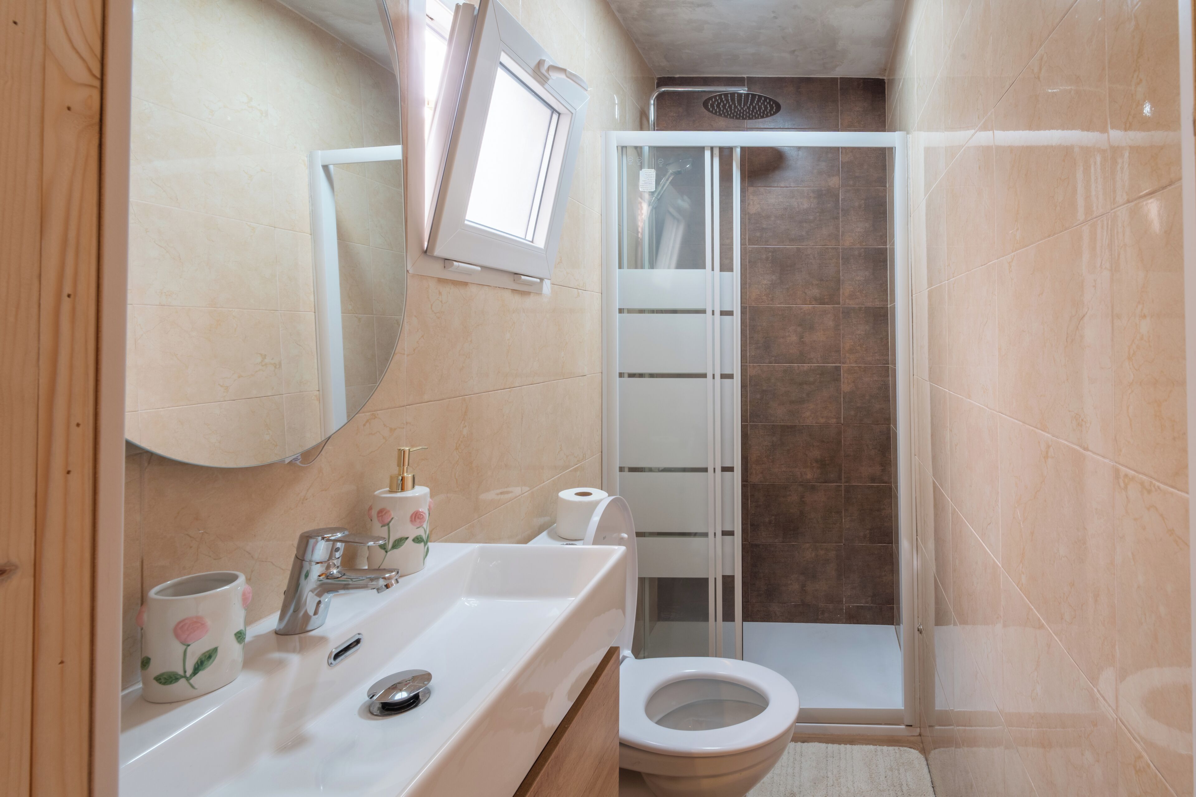 Regadera, secadora de cabello, toallas, papel de baño 