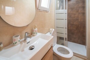 Shower, hair dryer, towels, toilet paper - Casita de San Juan in Cartagena, Murcia, Spain. (Cartagena)