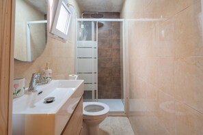 Shower, hair dryer, towels, toilet paper - Casita de San Juan in Cartagena, Murcia, Spain. (Cartagena)