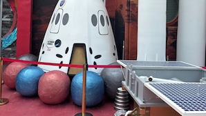 Mostra a tema spaziale con un modello di navetta spaziale, un razzo e un pannello solare esposto.