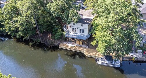 Ultimate Lake House - Dock, Games, Kayaks, Screened Patio - Sleeps 14