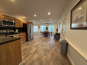 Private kitchen - Ultimate Lake House - Dock, Games, Kayaks, Screened Patio - Sleeps 14 (Hot Springs)