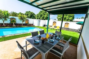 Villa Los Arcos  - Alfresco Dining - Villa Los Arcos - Canarian Charm by Villas Now (Playa Blanca)