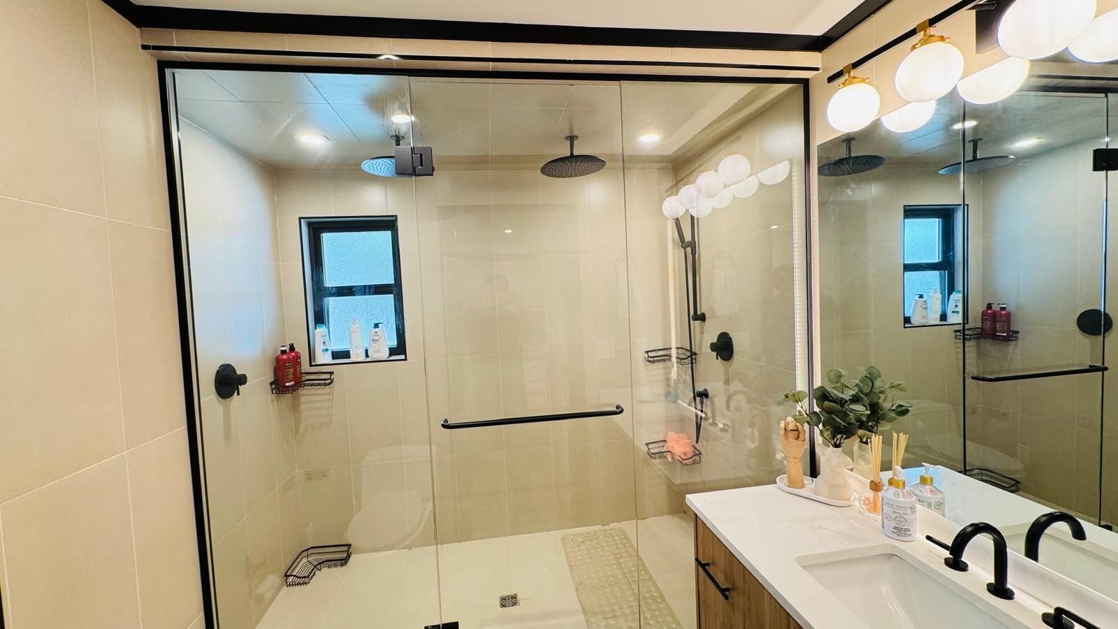 Douche, serviettes fournies, savon, papier de toilette