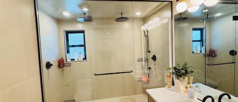Douche, serviettes fournies, savon, papier de toilette