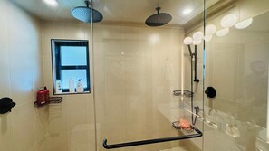 Regadera, toallas, jabón, papel de baño 