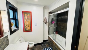 Bathroom - Spacious and Quiet home in Delta (Delta)