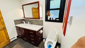 Regadera, toallas, jabón, papel de baño 