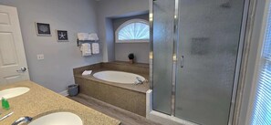 Shower, hair dryer, towels, shampoo - Owners Club of Hilton Head, Golf, Family, House (Hilton Head Island)