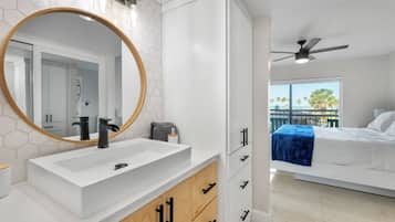 Desk, WiFi, bed sheets