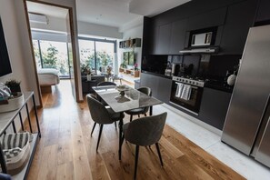 Een koelkast, een microgolfoven, een oven, een kookplaat