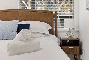 3 bedrooms, desk, iron/ironing board, travel cot - Lakeside Retreat on West Kelowna`s Wine Trail (West Kelowna)