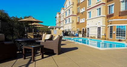 Studio Suite w/ Roll-In Shower | Free Breakfast