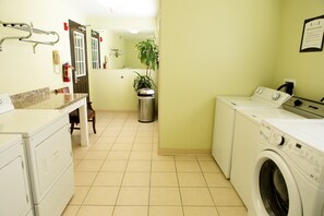 Interior - King Studio Suite w/ Bathtub & Full Kitchen (Milpitas)