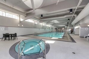 Indoor pool - Modern 3BR Downtown Vancouver Condo w/ Pool & Gym (Vancouver)