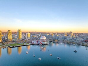 Marina - Modern 3BR Downtown Vancouver Condo w/ Pool & Gym (Vancouver)