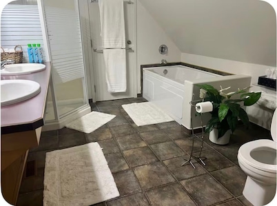 Beautiful corporate apartment with AC in vibrant Wynyard
sleep upto 6 people