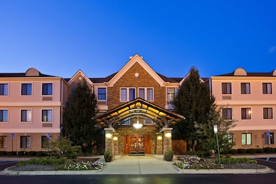 Spacious 2BR Suite | Free Breakfast, Pool & Gym