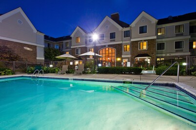 Cozy 1BR Suite w/ Full Kitchen & Free Breakfast