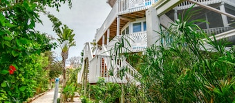 TWIN DOLPHINS: Screened in Pool, Two Docks, Elevator, Golf Cart, Sleeps 8