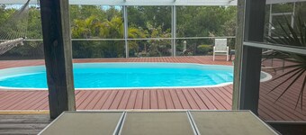 TWIN DOLPHINS: Screened in Pool, Two Docks, Elevator, Golf Cart, Sleeps 8