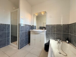 Shower, hair dryer, towels, soap - Villa Romarin - Family home in the heart of the southern Mediterranean (Narbonne)