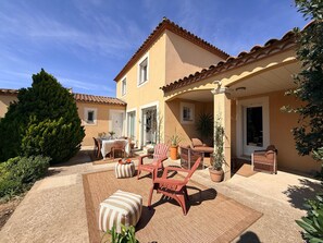 Outdoor dining - Villa Romarin - Family home in the heart of the southern Mediterranean (Narbonne)