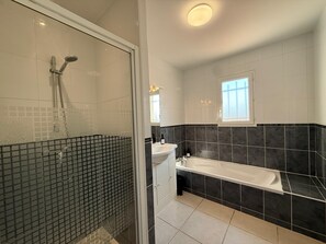 Shower, hair dryer, towels, soap - Villa Romarin - Family home in the heart of the southern Mediterranean (Narbonne)