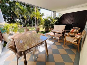 Outdoor dining - Beautiful Apart 40 m2 garden view Large swimming pool (Saint-François)